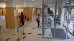 Los centros de salud, en la imagen el Virxe Peregrina de Pontevedra, mantienen los circuitos anticovid