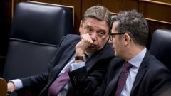 El ministro de Agricultura, Luis Planas y el de la Presidencia, Félix Bolaños, durante la sesión en la que se aprobó el decreto anticrisis