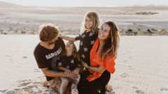 Laura y Curro con sus hijos Hugo y Gonzalo, en Corralejo. 