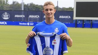 Teun Gijselhart posa con la camiseta del Deportivo durante su presentaci�n como nuevo jugador blanquiazul.