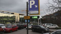 El letrero del p�rking del Hospital Cl�nico de Santiago, que ofrece estacionar 24 horas por 11,95 euros, en una imagen de esta semana.