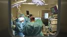 Personal sanitario durante una intervenci�n quir�rgica en uno de los quir�fanos del Chus.