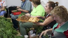 La merienda nunca falta durante los preparativos de las alfombras. 