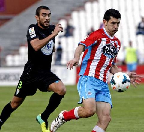 Juanjo, con el bal�n anteayer ante un defensa cordob�s.