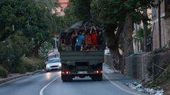 Migrantes que cruzaron a Ceuta son devueltos a Marruecos en un veh�culo del ej�rcito, el pasado domingo.