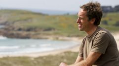 Jess Busto, ante su casa, la playa de Donios