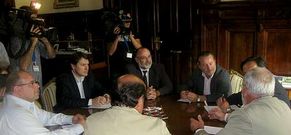 Bello ?segundo por la izquierda? durante la reuni�n en el Ministerio de Agricultura con Arias Ca�ete.