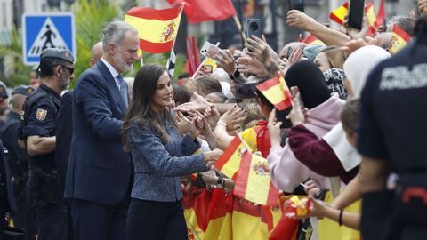 El rey Felipe VI (i, atr�s) y la reina Letizia (c) saludan a la multitud que espera su llegada ante el Ayuntamiento de CEuta