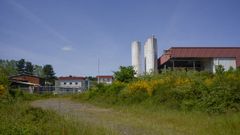 Imagen actual de la fábrica que compró Industrias Lácteas Asturianas en Outeiro de Rei