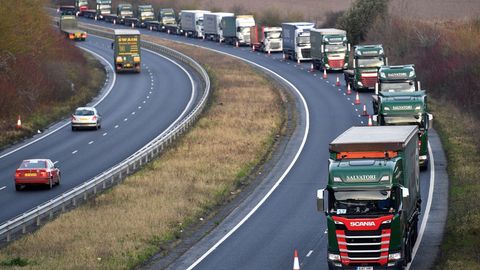 Camiones circulan por la carretera A259 mientras realizan un ensayo de circulacin al puerto de Dover en Kent (Reino Unido) 