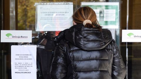 Primera jornada de huelga de sindicatos con representaci�n en Unicaja