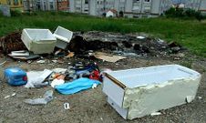 Desde la noche de San Juan, en la calle Pedro Alvarado de Teis fue creciendo poco a poco un vertedero.