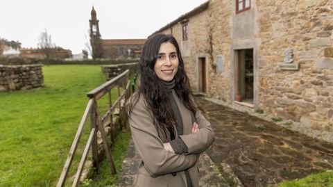 Mar�a Paredes, ante la sede de la Fundaci�n Eduardo Pondal, en O Couto (Ponteceso)