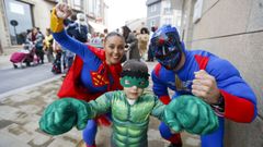 Una familia de superh�roes en el desfile de A Illa