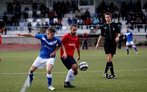 El malpicn Eloy Cabezas disputa un baln a Fachal ante la mirada del rbitro Mundn.