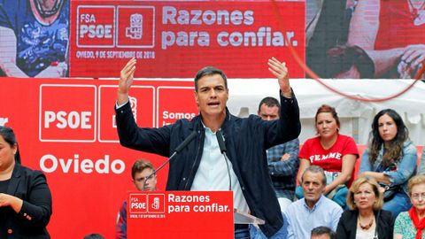 El presidente del Gobierno, Pedro S�nchez, durante su primer acto p�blico del PSOE desde que accedi� a la jefatura del Ejecutivo y coincidiendo con sus cien d�as de gesti�n desde que prometi� el cargo ante el Rey, hoy en Oviedo