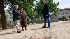 Yoya Blanco e Iv�n Puentes asistieron esta semana a mediciones en la Alameda para distribuir los puestos del mercadillo