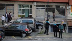 Agentes de la Polic�a Local y de la Guardia Civil ante el lugar del accidente