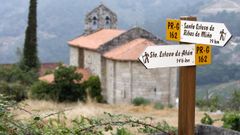 Indicador de la ruta en las proximidades de la iglesia de A Cova
