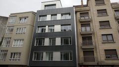 Fachada del edificio promovido por Alcames�n en la r�a San Roque (centro de la imagen)
