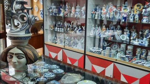 Piezas de Sargadelos que vende en Navia una joyer�a en liquidaci�n