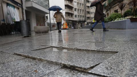 Las losas sueltas o rotas son una constante en la calle Cardenal Quevedo.
