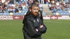 Rub�n Dom�nguez, entrenador del Pontevedra, durante un partido en Pasar�n