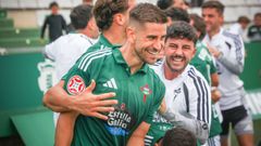 Dani Ojeda celebrando junto al cuerpo t&eacute;cnico el gol anotado