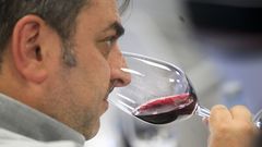 Cata con el director t�cnico de la D. O. de Rioja Pablo Franco en Fevino, en la imagen el en�logo Xos� Lois Sebio