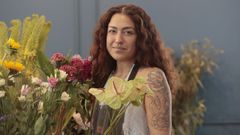Bel�n hace arreglos florales en el mercado de Elvi�a y en la Plaza Fuente Lu�sa.