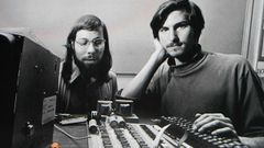 1976. Steve Wozniak y Steve Jobs con el Apple I, el primer ordenador personal de la historia.
