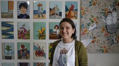 La casa de Iria Ribadomar tambi�n es su taller. Ella lleva inspir�ndose en la cultura e identidad gallega m�s de una d�cada y ha construido todo un proyecto entorno a ese concepto, Deica! Creaci�ns, adem�s de explorar otros caminos en su obra gr�fica e ilustraciones. La artista no se pone barreras y entre sus trabajos hay desde escenograf�as hasta dos carteles de las fiestas de la Ascensi�n. 