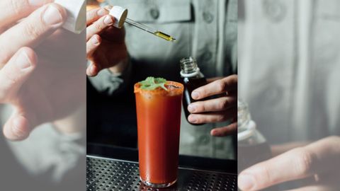 El Bloody Mary es un cctel elaborado a partir de vodkca, tomate, limn, pimienta negra, sal ahumada, tajn, salsa inglesa y aceite de aceituna negra