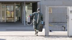 Un militar realiza labores de desinfecci�n en la residencia de Barreiro, en Vigo