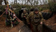 Soldados ucranianos junto a un �rbol de navidad en una trinchera del Domb�s.