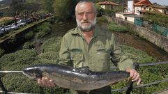 Alejandro P�rez , un experimentado pescador de Trelles (Coa�a), con el  campanu  2017, un salm�n de 5,790 kilos y 79 cent�metros que ha caputarado en el r�o EO y por el que el restaurante  As de Picas  de Gij�n ha pagado un total de 9.500 euros.