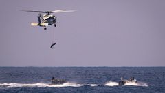 Imagen de un helic�ptero de la Armada de maniobras.