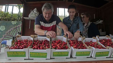 Quique Daz, de Casares, en su puesto de venta de cerezas