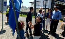Autoridades municipales, con el alcalde a la cabeza, en el izado ayer de la bandera azul de San Bartolo.