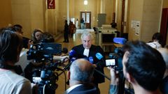 El abogado de Georges Ibrahim Abdallah, Jean-Louis Chalanset, habla con la prensa tras comparecer ante el Tribunal de Apelacin de Pars.
