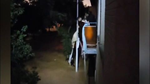 Rescatan �in extremis� a dos personas desde un balc�n en Paiporta