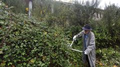 El escultor Silverio Rivas busca su escultura en el antiguo IES de Esparis en Viceso, Bri�n