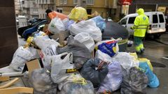 Basura acumulada en la calle Orillamar de A Corua durante la huelga de limpieza.