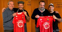 Jos� Luis Perales y Manuel Regueiro, con �lvaro Rodr�guez, gerente de A Lonxa D'�lvaro