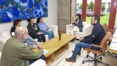 Pontón, este jueves, reunida con los convocantes de la manifestación del domingo.