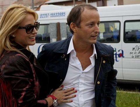 El candidato oficialista Mart�n Insaurralde en compa��a de su pareja, la modelo Jesica Cirio.