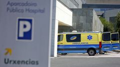 Un ambulancia, en la entrada del servicio de Urxencias del HULA.