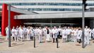 Los profesionales sanitarios del Hospital Universitario Central de Asturias (HUCA) se concentran a las puertas del complejo sanitario para celebrar la concesi�n del Premio Princesa de Asturias de la Concordia 2020.