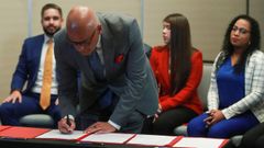 El presidente de la Asamblea Nacional de Venezuela, Jorge Rodr�guez, firma el documento pactado entre los negociadores