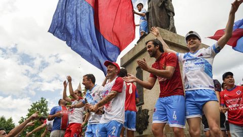 �Celebraste el ascenso de la UD Ourense?.La fiesta comenz� en Meis y se traslad� a la fuente de Concepci�n Arenal